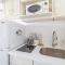 Stylish, Newly Renovated Studio Near Waikiki Beach!