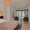 6 bdrm Villa and private Pool Gated Community 1 mile from Palm Beach