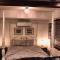 Adorable French Cottage style - 1 bedroom.