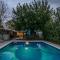 Vintage Charm w Modern Comforts Pool and Hot Tub - فينكس