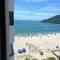 Excelente AP Pé na areia Vista mar