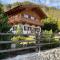 Chalet unter weiß-blauem Himmel