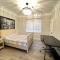 Woodlands Contemporary 4BR3Bath with heated Pool and Spa