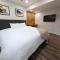 Modern Luxe Family & Groups Friendly Bungalow with Patio & Workspace