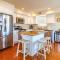 4-bedroom condo with elevator and king bed and parking 4-bedroom condo with elevator and king bed and parking