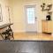 2 Bedroom Apt Overlooking Dunedin Town Square NO KIDS, NO PETS