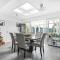 Hampton Oasis with Heated Pool & Large Garden - Molesey