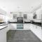 Hampton Oasis with Heated Pool & Large Garden - Molesey
