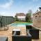 Hampton Oasis with Heated Pool & Large Garden - Molesey
