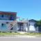 KITNET S4 em TORRES-RS - Confortável com cama casal box, cama de solteiro bicama, televisão, geladeira, micro-ondas, chaleira elétrica, ar-condicionado split - Anfitriã Superhost no BnB