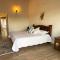 Casa Campestre en zona exclusiva con Jacuzzi, a 10 min del aeropuerto, 20 min parque del café, WiFi, parqueadero privado, vigilancia 24 hrs y amplias zonas sociales