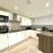 RNM - Business Professionals Stay, Walsall City Centre, 2 Bedroom with ensuite and bathroom, Entire Place, Kitchen & Washroom with amenities, Smart Tv, Easy Access, Fast WiFi, Parking Nearby, Great transport links