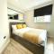 RNM - Business Professionals Stay, Walsall City Centre, 2 Bedroom with ensuite and bathroom, Entire Place, Kitchen & Washroom with amenities, Smart Tv, Easy Access, Fast WiFi, Parking Nearby, Great transport links