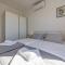 Dolphin view with a pool by the beach - Mandre