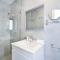 Modern 3 BR Penthouse with Jacuzzi in Rothschild Blvd by HolyGuest