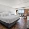 Explore Treasures Oceanfront Tower King Rm 3rd FL