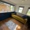 Tracey’s Hideaway - with hot tub & amazing views - Llanasa