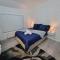 Modern 3 bedroom house, 3 Bathroom, secure parking, Wi-Fi & Garden