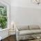 Minimalistic 1885 Queen Anne Cottage 2B-2B Upper Level Flat in Alameda - Alameda