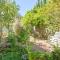 Minimalistic 1885 Queen Anne Cottage 2B-2B Upper Level Flat in Alameda - Alameda