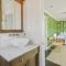 Minimalistic 1885 Queen Anne Cottage 2B-2B Upper Level Flat in Alameda