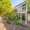 Minimalistic 1885 Queen Anne Cottage 2B-2B Upper Level Flat in Alameda - Alameda