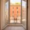 La finestra sui palazzi di Roma Apartment