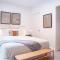 Snow & Swing Getaway - Three Bedrooms with Hot Tub (Stay Revy)