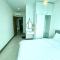 Hon Chong Oceanfront Luxury Apartment