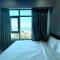 Hon Chong Oceanfront Luxury Apartment