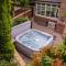 Eastfield Lodge with Hot Tub - Stannington