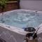 Eastfield Lodge with Hot Tub - Stannington