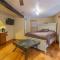 Stay In Ohiopyle in town by the GAP trail, hot tub