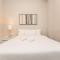 The Double Play - 1 Min Walk to Wrigley! Spacious 2BR - Perfect for Cubs Fans! - Chicago