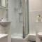 City 2 Bedroom Apartment London Tower Bridge with FREE Secure Gated Parking - Perfect for Long Stay