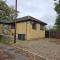 Lister Park Bradford 2bed Detached Cottage House & Parking & Cinema Screen - Shipley