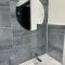 Contractors, Groups 4xBedRooms 5xDouble Beds, Close to City free parking sleeps x 10 WiFi ,Netflix,LGI Check Reviwz