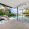 Luxurious Waterfront 5 bedroom coastal retreat on Amarina