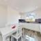Modern 3 bedroom House with garden & private parking