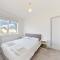 Modern 3 bedroom House with garden & private parking