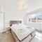 Modern 3 bedroom House with garden & private parking