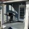 Mid Century 1/4 mile to Downtown Main Street - breweries, coffee, dining, shops