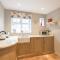 3 Bed in Weybourne KT144 - Weybourne