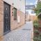 Elliot Oliver - Deluxe Two Bedroom Apartment With Parking & EV Charger