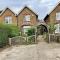 Inviting 4-Bed House near Heathrow with fireplace - Egham