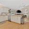 Fantastic Cottage with big backyard near the city