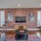 Jack Daniels House with Rooftop Golf, City views! 8min to Whiskey Row! Sleeps 10! - Nashville