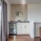 Whiskey House with Rooftop Golf, City views! 8min to Downtown! Sleeps 9!