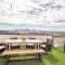 Whiskey House with Rooftop Golf, City views! 8min to Downtown! Sleeps 9!