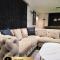 4 Bedroom House, Heathrow Airport, Luxe Inn - Colnbrook